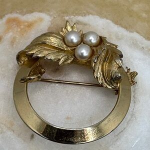 Vintage Sarah Coventry gold-tone faux pearl and leaf wreath brooch.